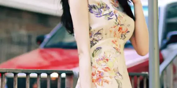 Ofis Çalışanları İçin Sonbaharda Romantik Görünüm Sunan Çiçek Desenli Elbiseler